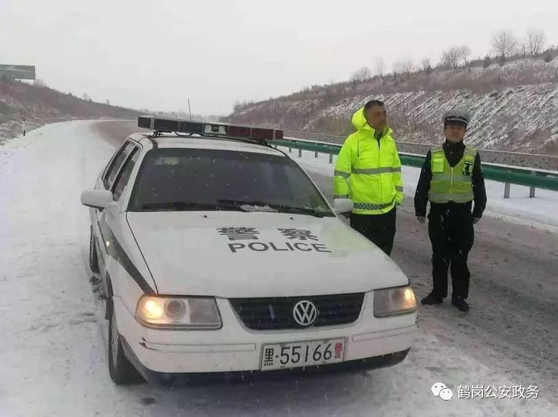 鹤岗暴雪破纪录乘客雪中推公交,鹤岗罕见大雪致公交乘客齐心协力推车行